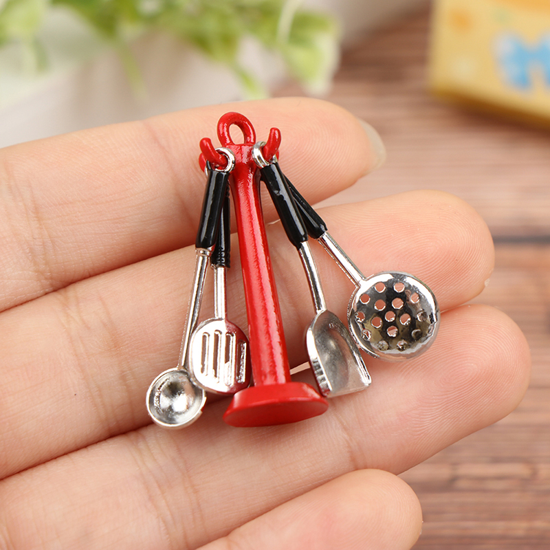 Kitchen Uncle - 1:12 ตุ๊กตาเครื่องครัวแนวตั้งแขวนช้อนไม้พายช้อน Colander ชุดสําหรับตุ๊กตาเฟอร์นิเจอร์ตกแต่งเด็กแกล้งทําเป็นของเล่น